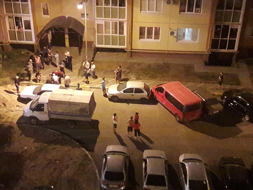 Если не слышать криков, можно было подумать, что люди празднуют.