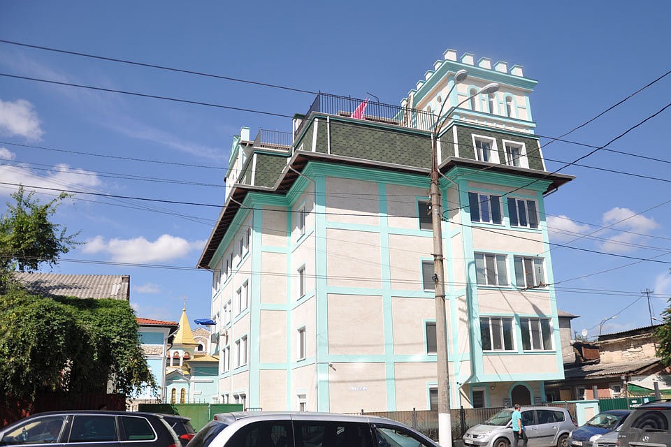 Здание лицея больше напоминает сельский элеватор
