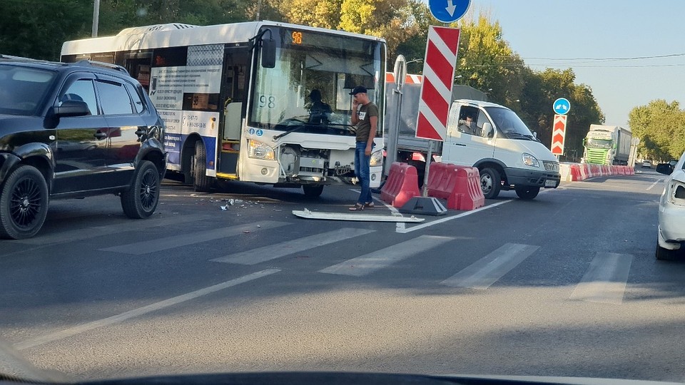 Автобус попал в аварию на перекрестке Набережной и Комсомольской. Фото: max911