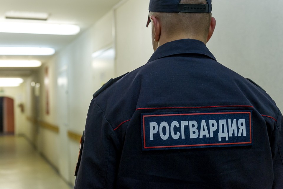 Женщина не пыталась сбежать и просто дождалась сотрудников Росгвардии.