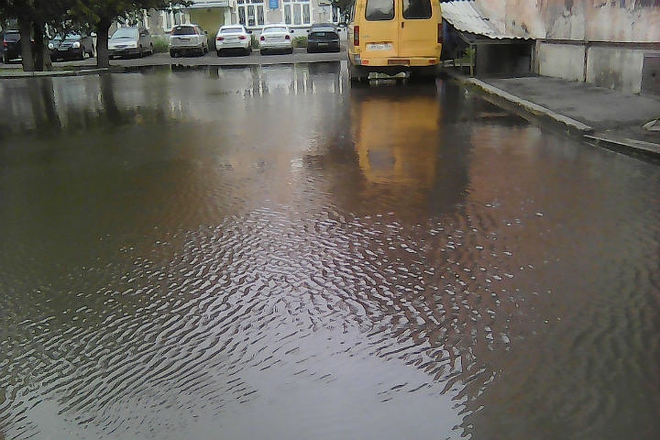 «В 80-е это водохранилище существовало»: красноярцы жалуются на вечную лужу у детской поликлиники. Фото: ТВК.