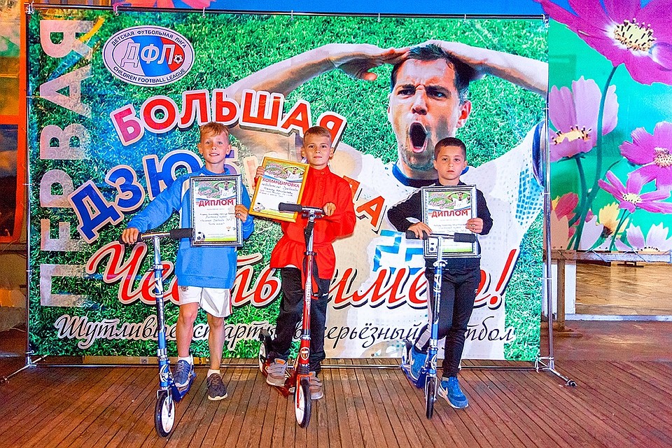 Денис (в центре фото) получил от Дзюбы не только именную рубаху, но и приглашение на игру "Зенита". Фото детской футбольной лиги.