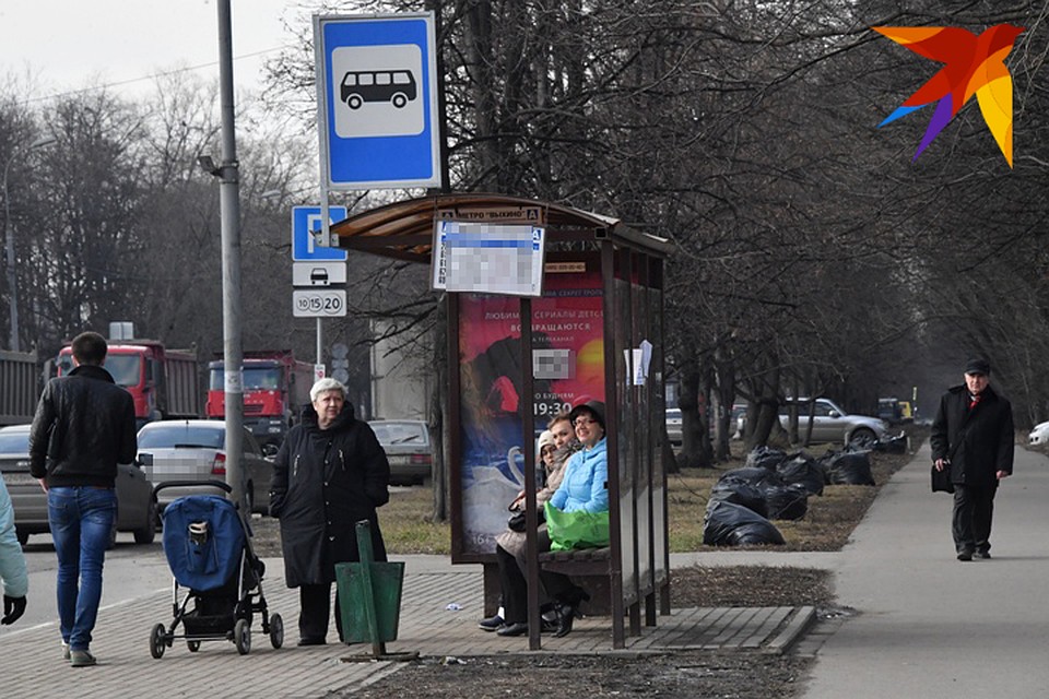 На новом месте уже оборудовали остановку.