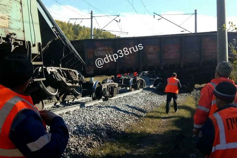 Двенадцать вагонов грузового поезда сошли с рельсов в Слюдянке