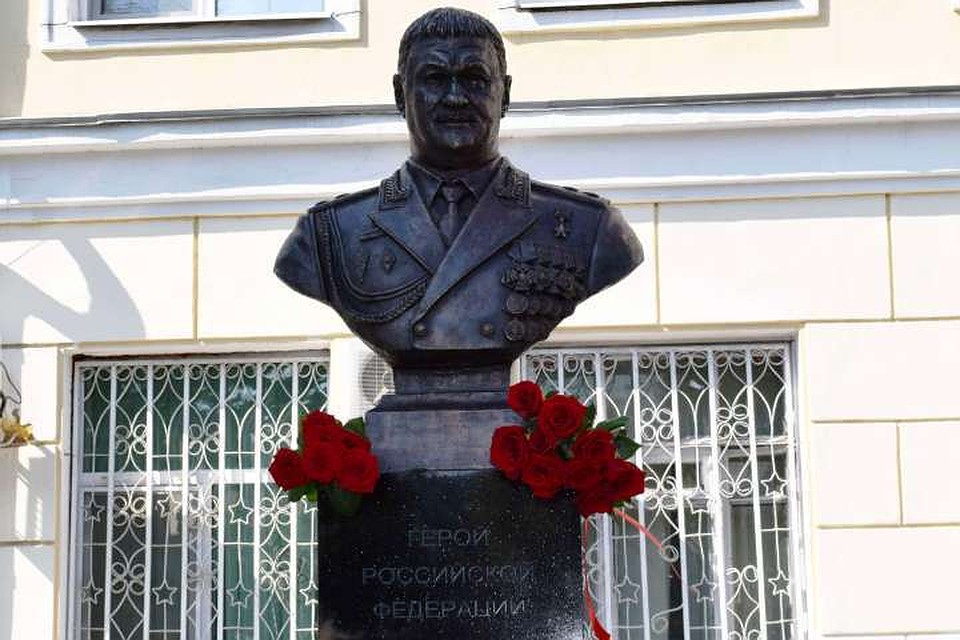 Памятник открыли к годовщине гибели генерала. Фото: администрация Уссурийска