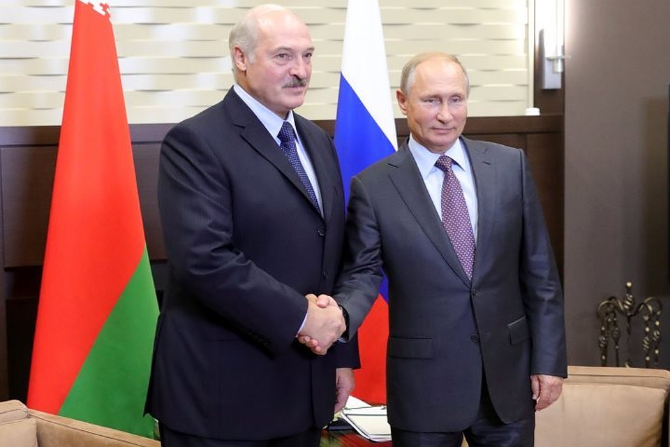 Президент России Владимир Путин (справа) и белорусский лидер Александр Лукашенко