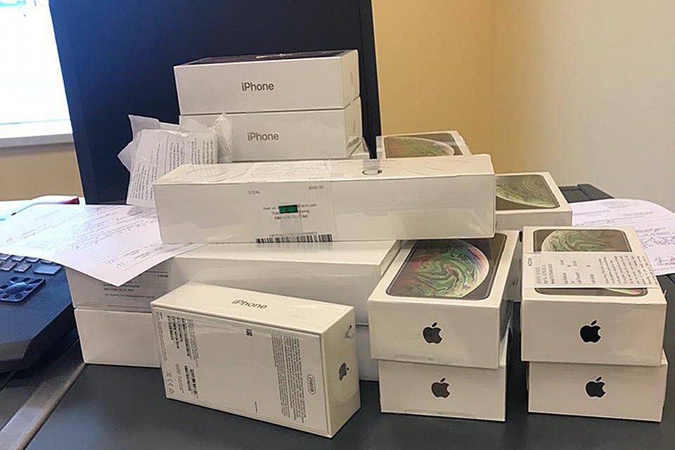 Новый смартфон от Apple в минимальной комплектации стоит 79 990 рублей. Фото: таможня Шереметьево
