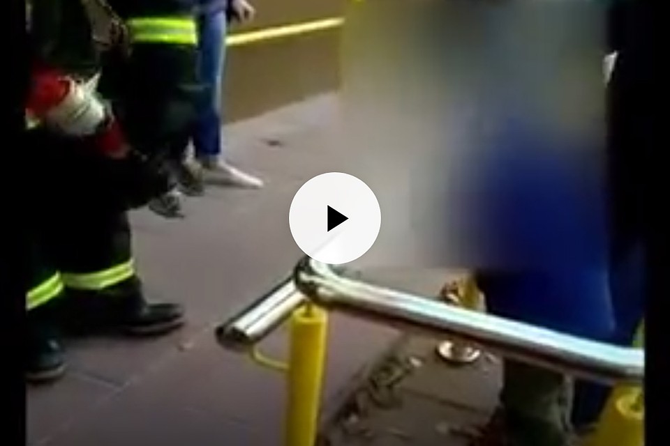 Пятилетний мальчик застрял в перилах.