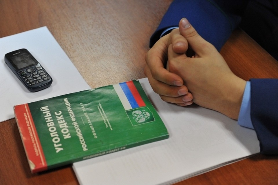 Отбывающего наказание жителя Камчатки и его подельника обвиняют в вымогательстве
