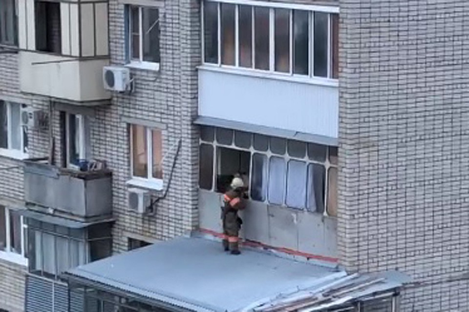 Пожарные забрались через балкон
