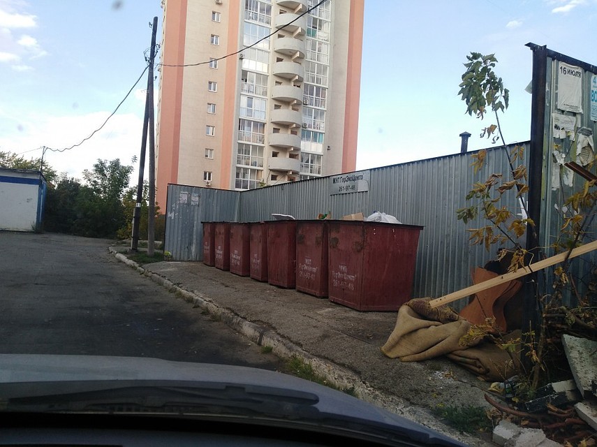 Вот так к понедельнику должны выглядеть все контейнерные площадки Челябинска. Фото: cheladmin.ru
