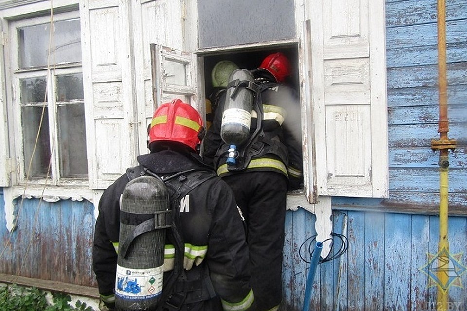 Причиной пожара могло стать курение в доме. Фото: МЧС.