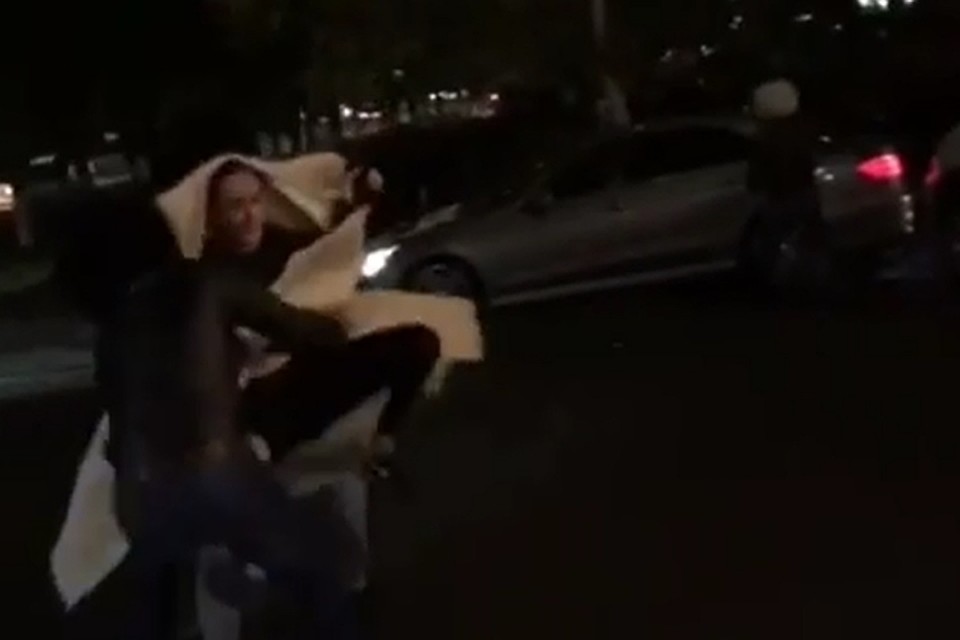 Бедняжку увезли неизвестно куда. Скрин-фото: видео с похищением