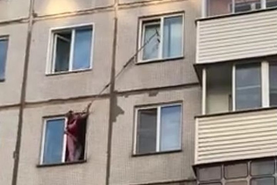 Отважная девушка не побоялась рискнуть собой, чтобы вызволить попавшее в беду животное.