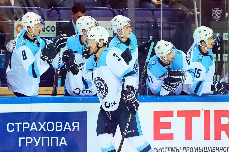 Новосибирские футболисты наконец-то смогли одолеть противников. Фото: https://vk.com/hcsibir1962