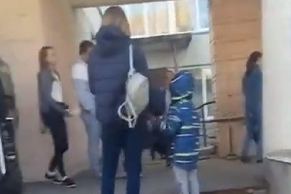 В детской поликлинике сработала пожарная сигнализация. Стоп-кадр с видео группы "ЧП Новосибирск".