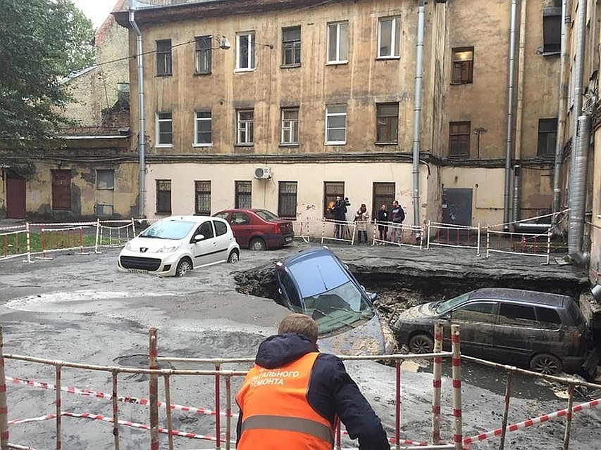 Городские власти признали, что ситуация с теплосетями в Петербурге оставляет желать лучшего.