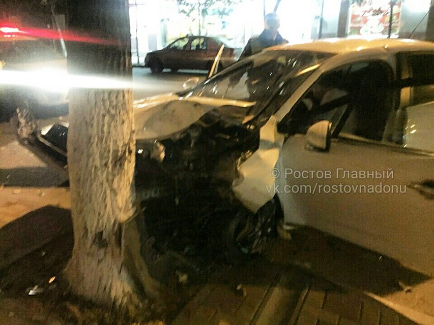 Фото с места ДТП из группы ВК "Ростов Главный".