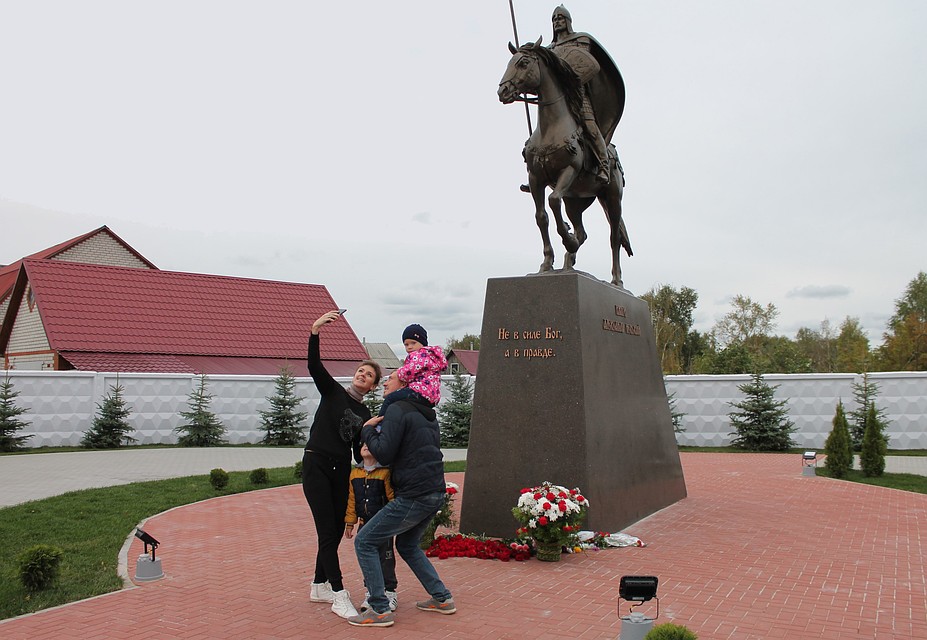 Перед монументом, открытым в прошлые выходные, позируют целыми семьями