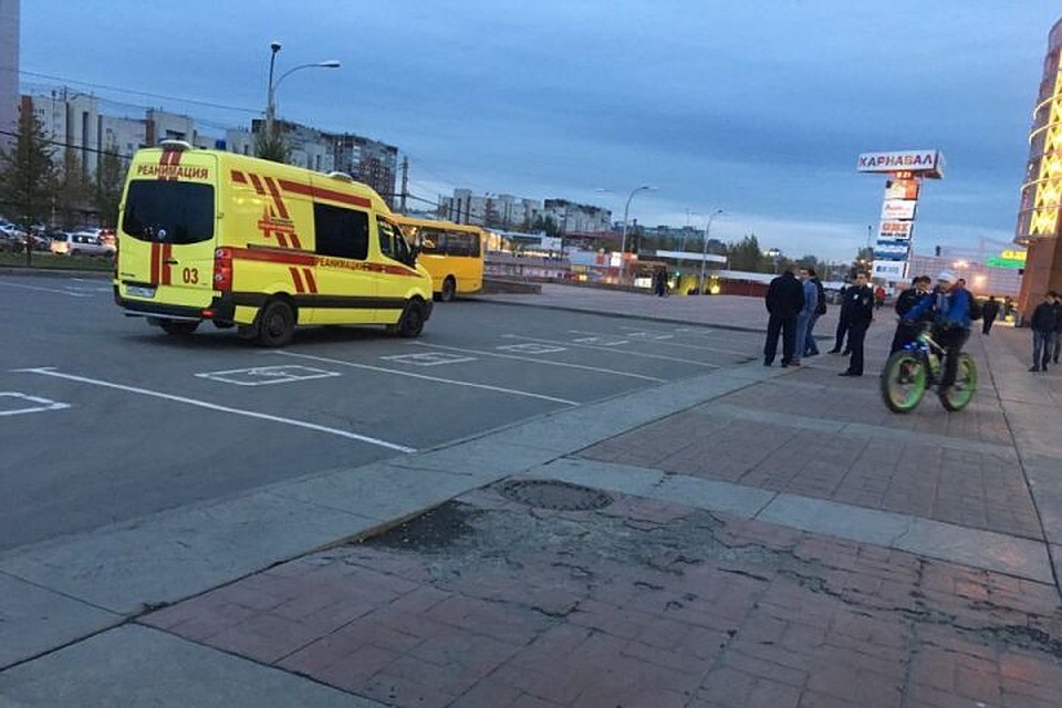 На место происшествия была вызвана "скорая". Фото: сообщество "Типичный Екатеринбург" в социальной сети vk.com