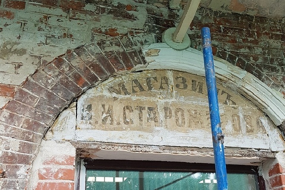Хранители старины внимательно осмотрели находки и сделали вывод, что есть вероятность, что табличкам больше сотни лет. Фото: pikabu.ru