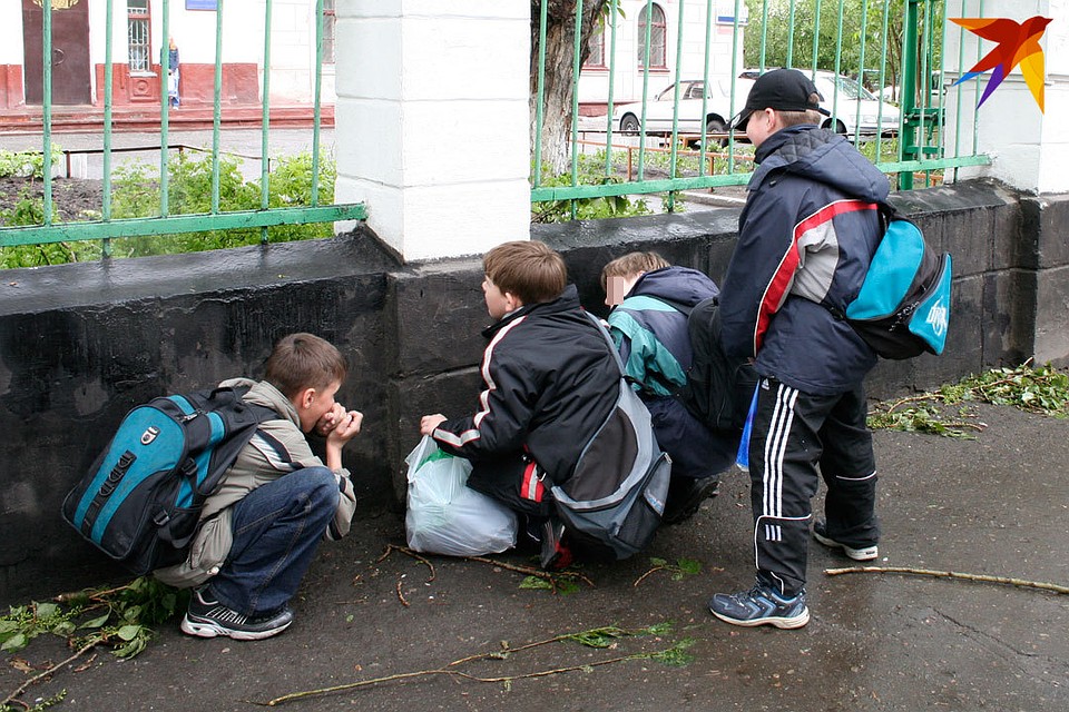 После того как он перестал мыть полы, учителя начали его постоянно попрекать.
