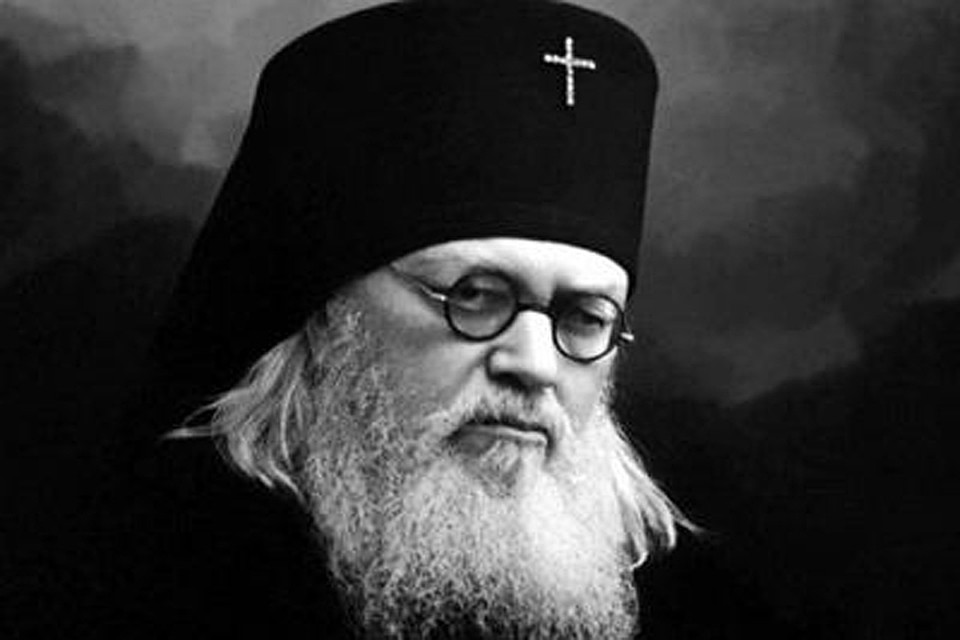 В страшное время, когда некоторые священнослужители снимали с себя сан, испугавшись репрессий, профессор Войно-Ясенецкий, повинуясь призыву Божию, принимает рукоположение.