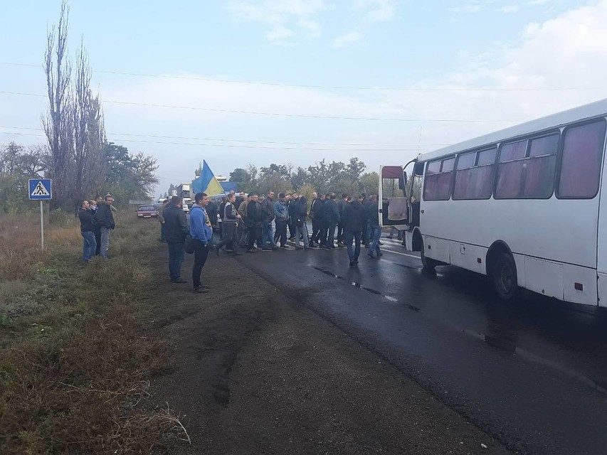 Перекрыв трассу между Славянском и Мариуполем шахтеры требовали зарплату. Фото: 6262.com.ua
