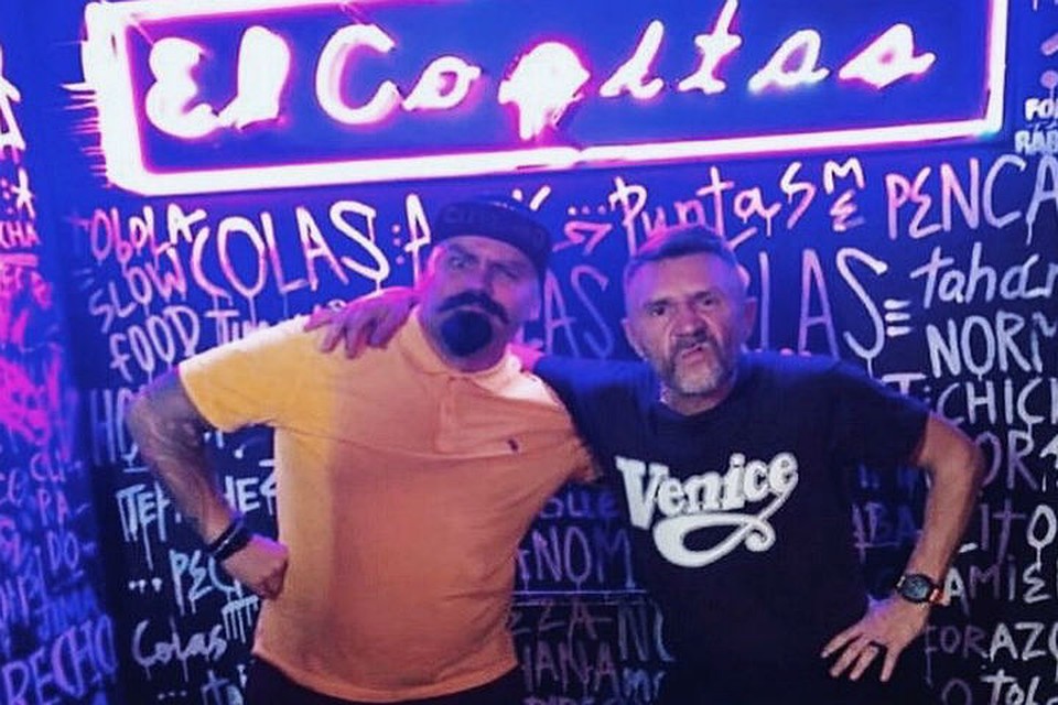 И лидер "Ленинграда" Сергей Шнуров тоже заглядывает в El Copitas