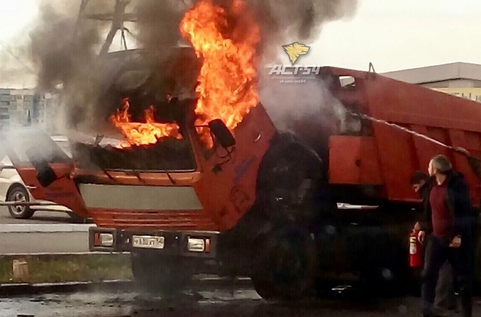 Сегодня утром на дороге вспыхнул КАМАЗ.