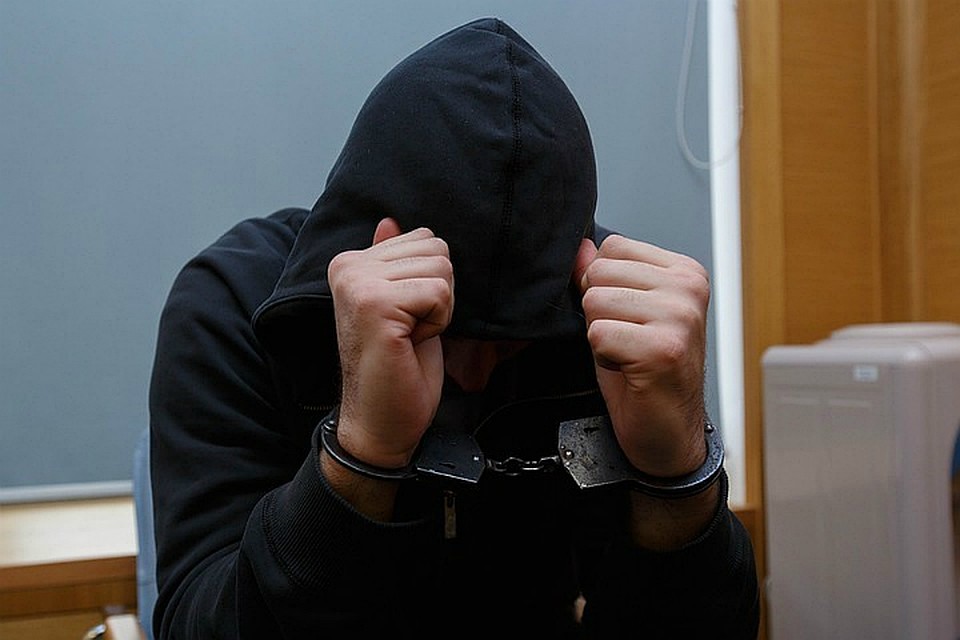 Двое жителей Хабаровска угрожали «ножом», а потом избили ногами мужчину в офисе