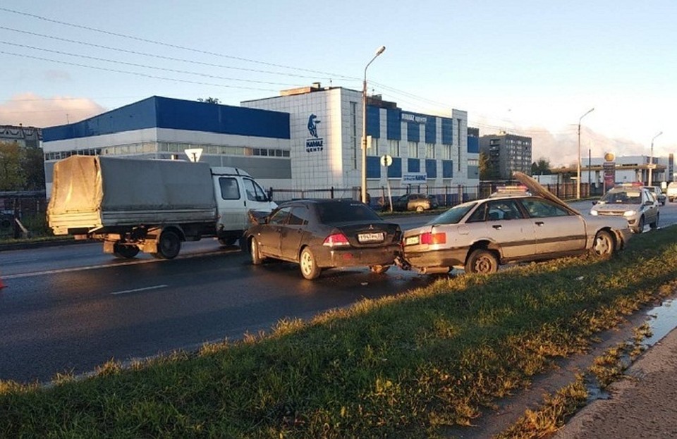 Одну из машин от удара выкинуло на газон.