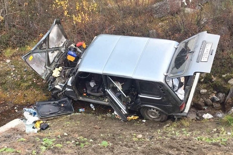 В Мурманской области произошла опасная авария с участием внедорожника и отечественной легковушки, в районе поселка Шонгуй. В результате ВАЗ получил страшные повреждения. Фото: ГИБДД по Мурманской области