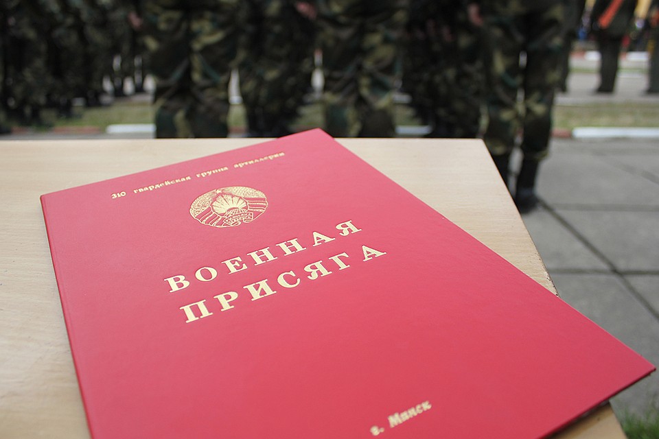 Глава государства добавил, что в случае военного конфликта многие просто не будут уметь пользоваться розданным оружием