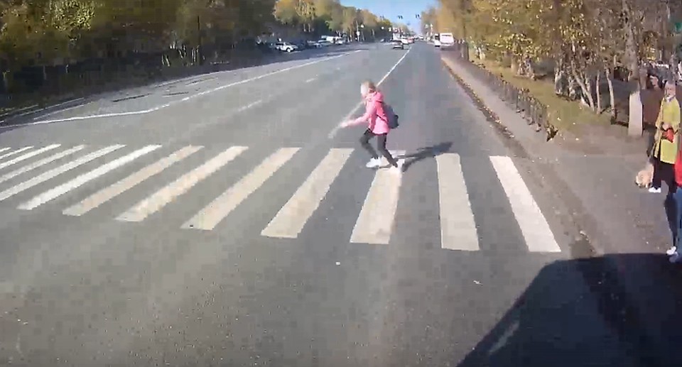 Девочка выбежала на пешеходный переход перед движущимся автобусом на "красный"