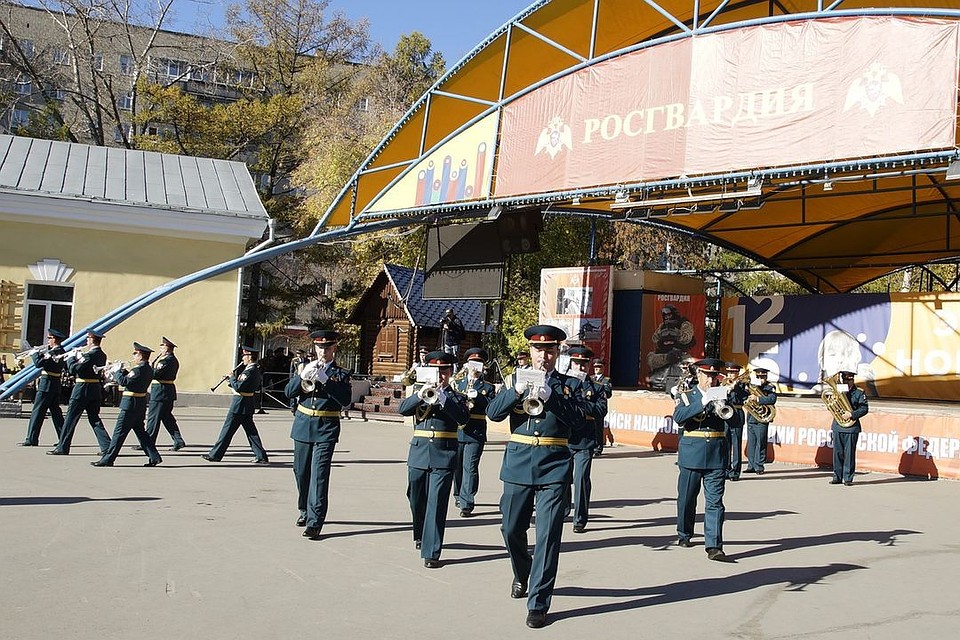 Ветераны вспомнили молодость, пустившись в вальс в парке. Фото: Росгвардии Сибирского округа.