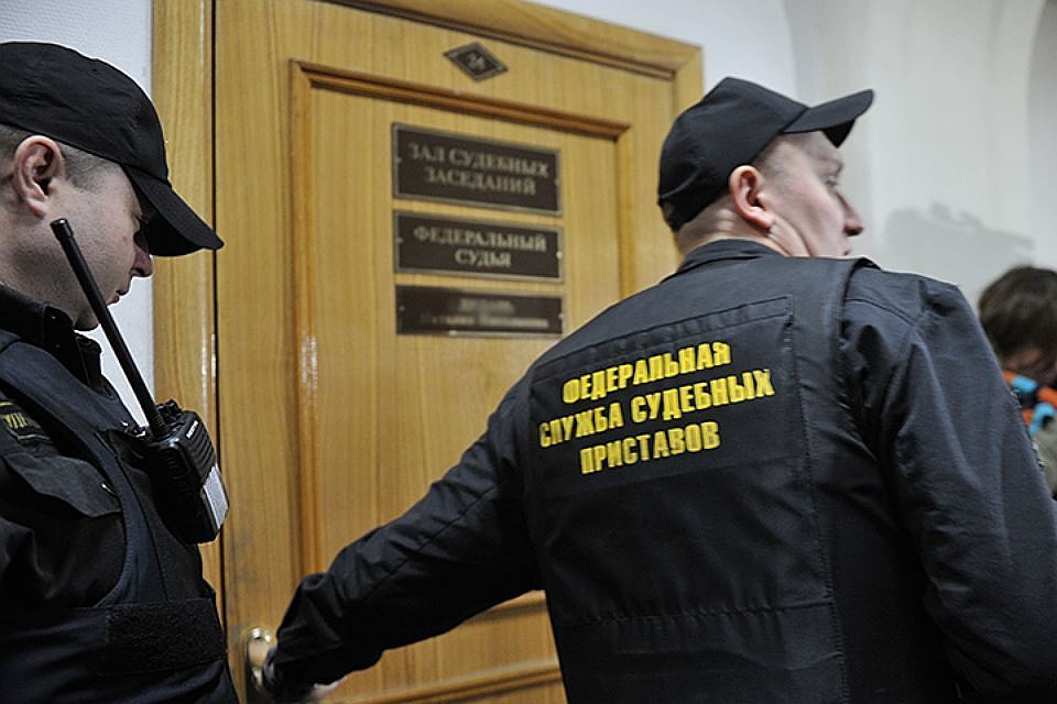 В Курганинском районе злостный неплательщик прятался от приставов в шкафу