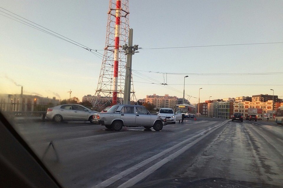 «День жестянщика»: из-за гололеда в Петербурге произошло несколько массовых ДТП. Фото: vk.com/spb_today