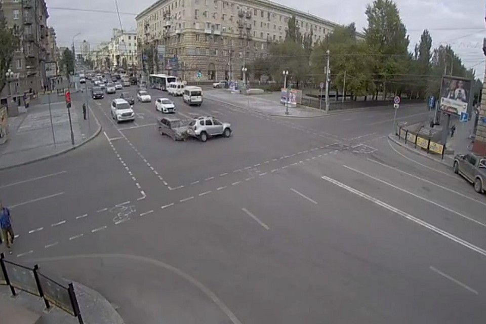 "Лада" на перекрестке врезалась в кроссовер. Фото: скриншот с камеры видеонаблюдения