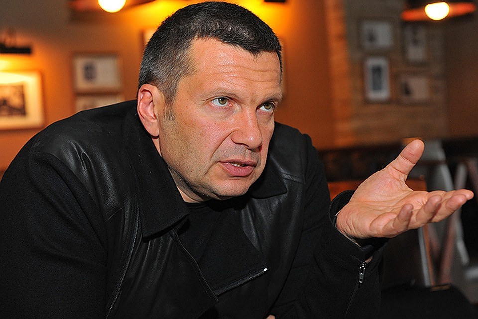 Владимир Соловьев посчитал, что было бы неплохо найти номера телефонов учителей, которые преподавали «безграмотным корреспондентам»