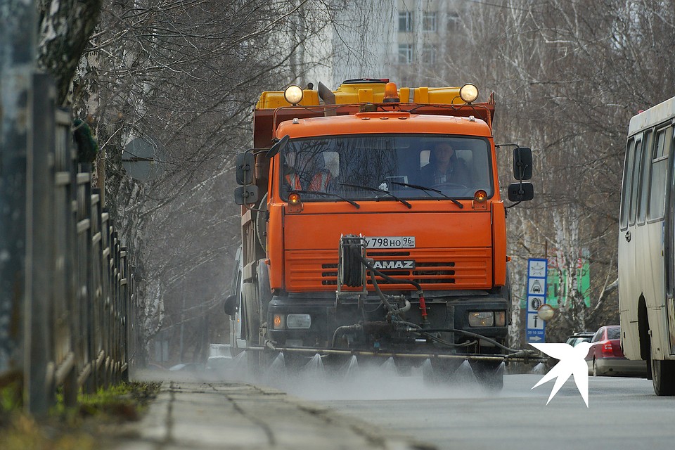 Отмывать будут прямо от фасада здания - тротуары, ограждения, дорогу
