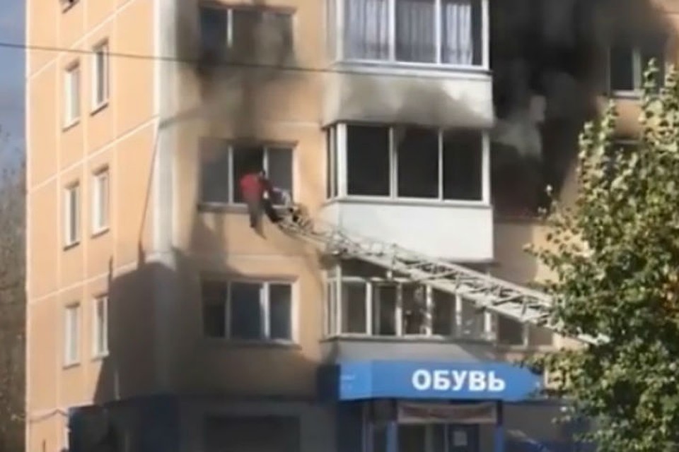 «Задыхался от дыма и уже вываливался из окна»: в Ачинске пожарные сняли мужчину с подоконника горящей квартиры. Фото: Ачинск автоканал.
