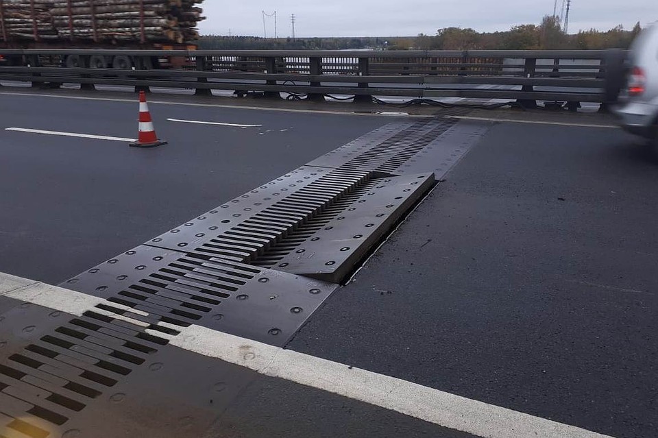 На Ладожском мосту восстанавливают поврежденный стык. Фото: группа ВКонтакте "ДТП и ЧП | Петербург".