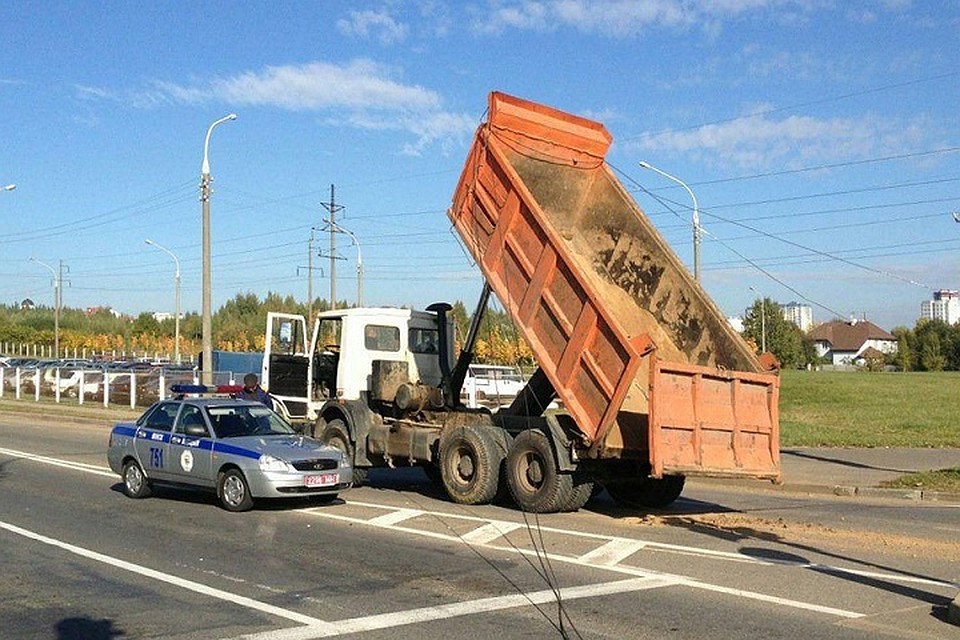 Водитель выехал на дорогу с поднятым кузовом самосвала. Фото: УГАИ ГУВД Мингорисполкома.