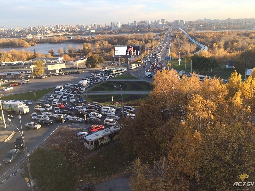 На площади Лыщинского ДТП спровоцировало пробку во все стороны.