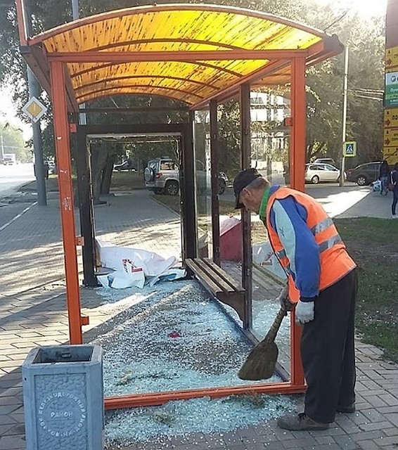 Остекление на остановке было полностью разбито.