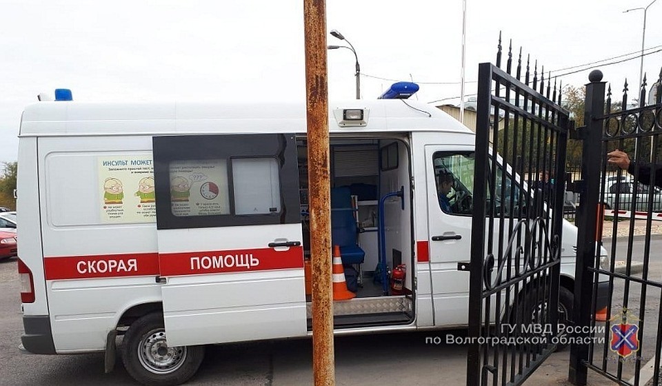 Женщина упала в салоне "скорой помощи" прям у ворот больницы