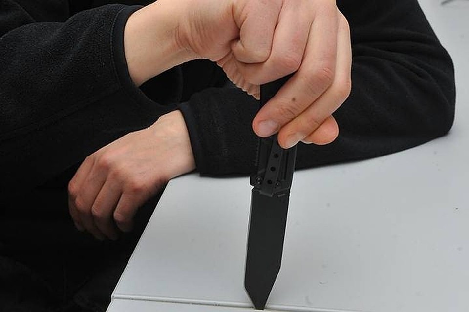 В Мурманской области пожилой мужчина скончался от рук собственного приятеля. Тот ударил старшего товарища ножом в глаз после перебранки, которая произошла из-за слишком громкого телевизора.