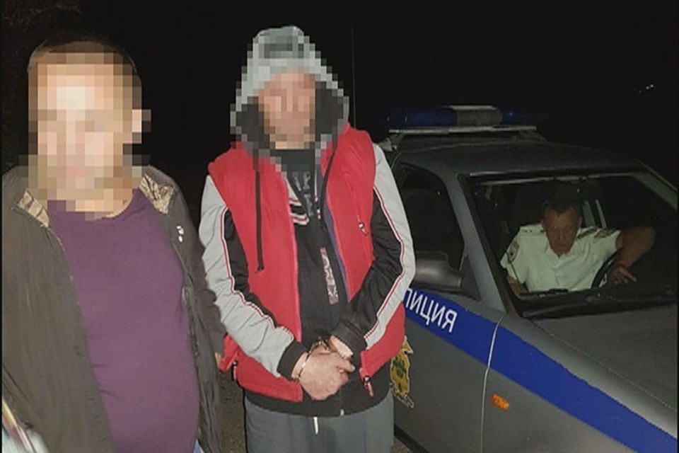 Видимо, житель Мурманска со своим другом и сами основательно приложились к содержимому рюкзака с зельем. Да еще и попались полицейским в таком пикантном состоянии. Фото: sochinews.io