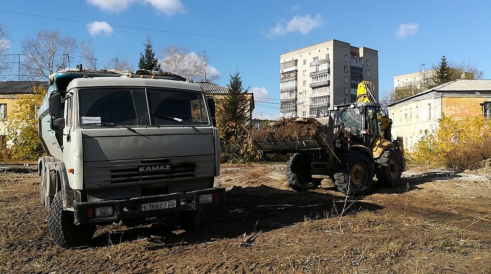 11 машин мусора вывезли с четырех стихийных свалок в Барнауле